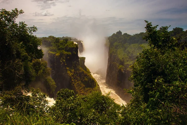 Der Wassertropfen auf der Viktoria fällt auf den afrikanischen Fluss zam — Stockfoto