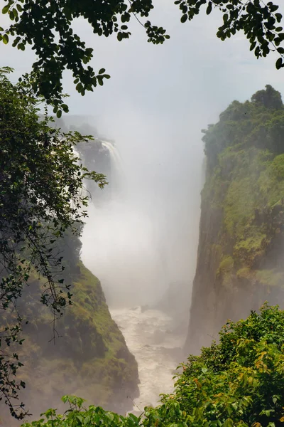 Der Wassertropfen auf der Viktoria fällt auf den afrikanischen Fluss zam — Stockfoto