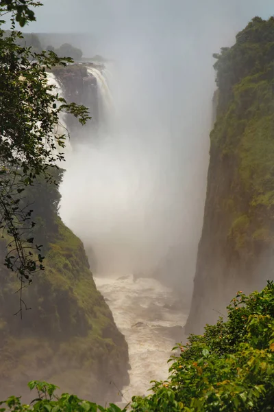 Der Wassertropfen auf der Viktoria fällt auf den afrikanischen Fluss zam — Stockfoto