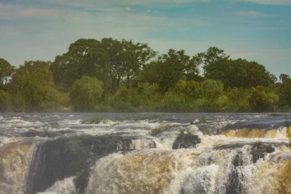 Der Wassertropfen auf der Viktoria fällt auf den afrikanischen Fluss zam — Stockfoto