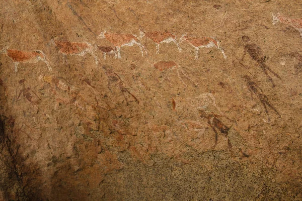 Antiguas pinturas rupestres Montañas africanas ion un fondo beige — Foto de Stock