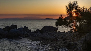 İnci arasında yaz aylarında deniz kıyısında turuncu günbatımı akşamı