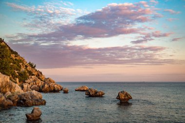 İnci arasında yaz aylarında deniz kıyısında turuncu günbatımı akşamı