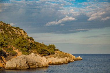 Deniz kıyısında geç öğleden sonra yaz aylarında bulutlu gün 