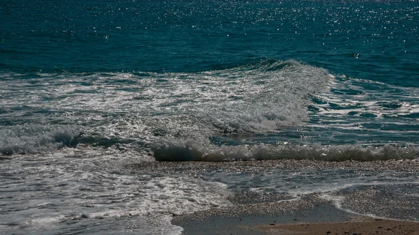 El oleaje del mar azul turquesa con onda perpendicular blanca — Foto de Stock