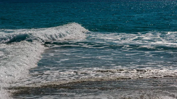 El oleaje del mar azul turquesa con onda perpendicular blanca — Foto de Stock
