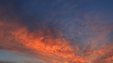 Bahar turuncu bulutlar gökyüzü sabah için arka plan üzerinde