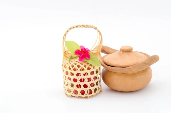 Круглая бамбуковая корзина и глиняный горшок — стоковое фото