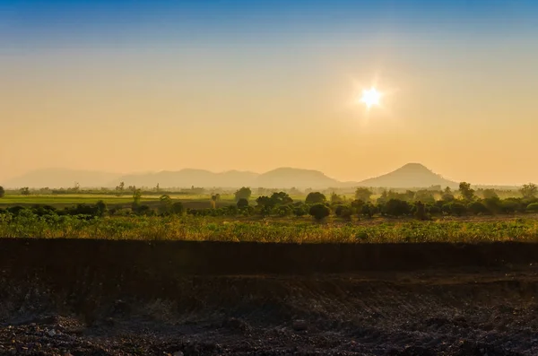 Günbatımı dağlar peyzaj üzerinde — Stok fotoğraf