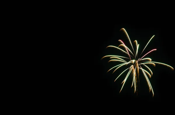 Színes tűzijáték kigyullad az ég — Stock Fotó