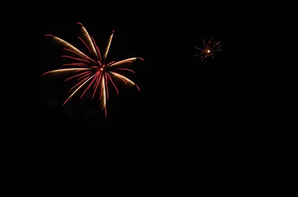 Renkli fireworks gökyüzünü ışık — Stok fotoğraf