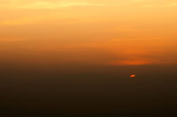 Puesta de sol sobre la montaña — Foto de Stock