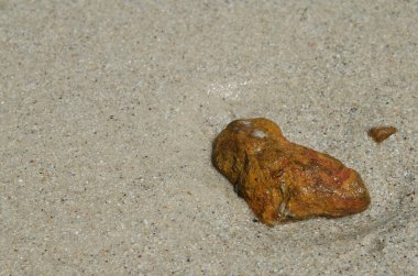 Taş üzerine kum plaj