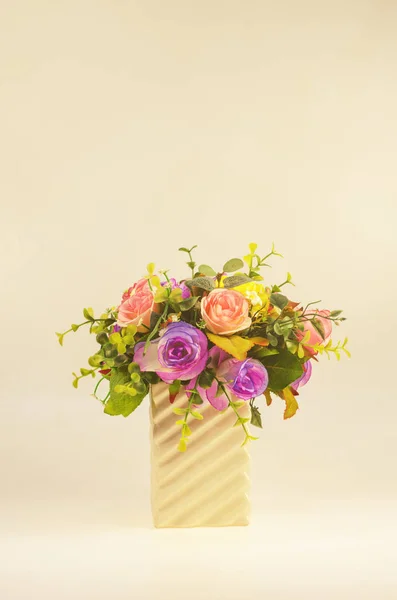 Flores de rosa artificiais em vaso — Fotografia de Stock