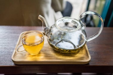 Vietnam çayı içmek, daha yaşlı ve daha bilgili bireylerin hobisi olarak kabul edilmekle beraber, genç nüfus bilimlerinde de giderek daha popüler hale gelmiştir.