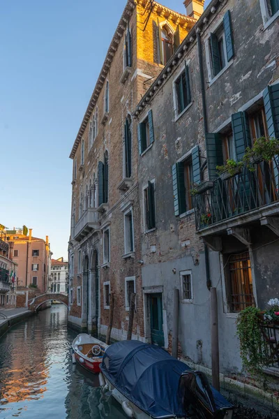 Venedik Teki Eski Binalar Tekneli Kanal Manzarası Seyahat Fotoğrafı Talya — Stok fotoğraf