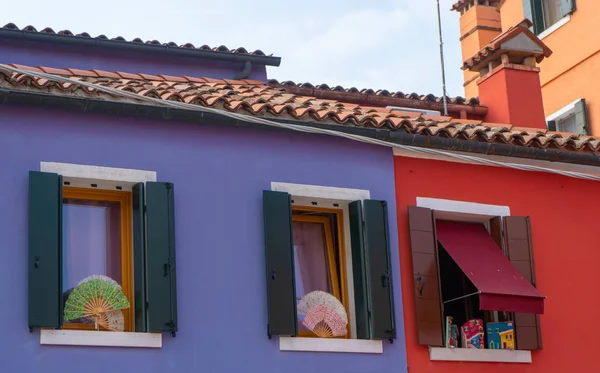 Fenster Mit Ventilatoren Blauer Und Roter Hauswand Hintergrund Reisebild — Stockfoto