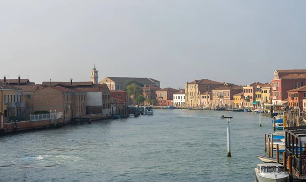 Murano Adasındaki Eski Binalar Tekneli Kanal Manzarası Seyahat Fotoğrafı Talya — Stok fotoğraf