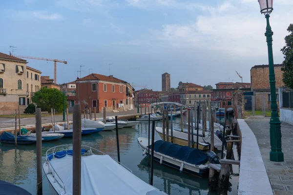 Murano 'daki eski binalar. Tekneli kanal manzarası. Seyahat fotoğrafı. İtalya. Avrupa.