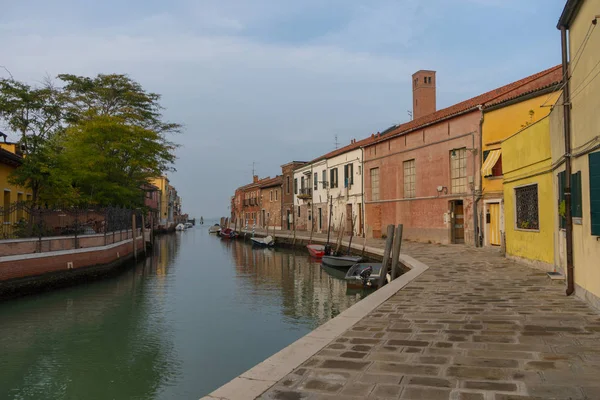 Murano Adasındaki Eski Binalar Tekneli Kanal Manzarası Seyahat Fotoğrafı Talya — Stok fotoğraf