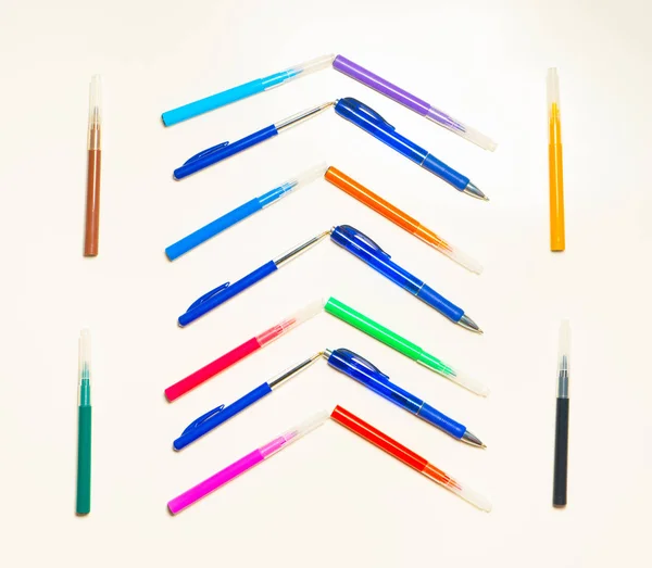 Bolígrafos Coloridos Fieltro Fondo Blanco Patrón Marcadores Lápices Fondo Textura —  Fotos de Stock