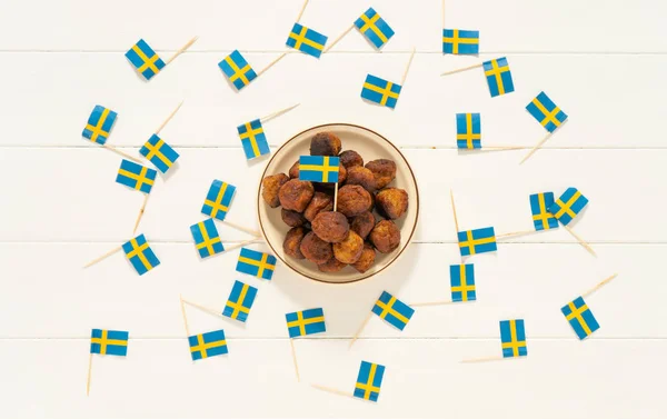 Traditionella Svenska Köttbullar Det Vita Träbordet Svenska Flaggor Svenskt Nationellt — Stockfoto