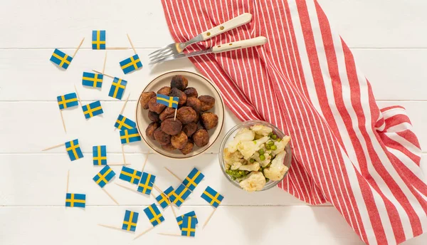 Traditionella Svenska Köttbullar Kottbullar Med Blomkål Och Gröna Ärtor Brun — Stockfoto