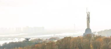 Ukrayna Kiev 'deki Anavatan Anıtı ve Dinyeper Nehri manzarası. 