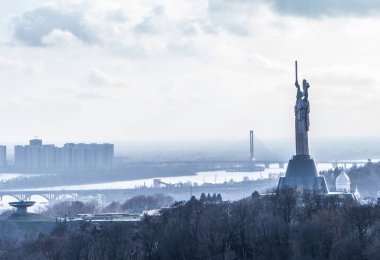 Ukrayna, Kiev 'deki Anavatan Anıtı ve Dinyeper Nehri manzarası. 