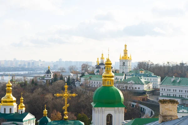 Kiev. Ukrayna. Kiev Pechersk Lavra ya da Mağara Kiev Manastırı. Seyahat fotoğrafı. Çan kulesinden görüntü.