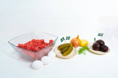 Geleneksel İsveç bifteği Lindstrom 'un malzemeleri. Taze kıyma, haşlanmış patates, doğranmış beyaz soğan, turşu, turşu, kırmızı pancar, yumurta. İsveç mutfağı. İskandinav mutfağı.