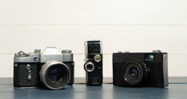 Beyaz gri ahşap arka planda klasik kameralar. Eski teknoloji kavramı. Mesajlar için yeri olan fotoğraf. İsveç. İskandinavya.