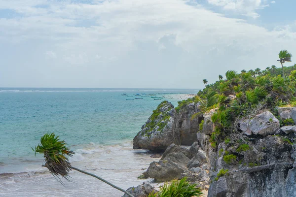 Wybrzeże Karaibów Pobliżu Tulum Turkusowe Morze Błękitne Niebo Natura Skałami — Zdjęcie stockowe
