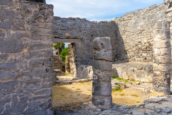 Antik Tulum kalıntıları. Antik Maya 'nın mimarisi. Tapınakla görüş. Seyahat fotoğrafı. Duvar kağıdı ya da arka plan. Quintana Roo. Yucatan. Meksika.