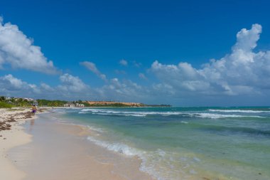 Karayipler deniz kıyısı. Bulutlu mavi gökyüzü ve turkuaz su. Seyahat fotoğrafı, arka plan, duvar kağıdı. Uzayı kopyala Mesaj için yer. Yucatan. Quintana Roo. Meksika.