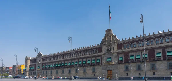 Zocalo Square Mexico 'daki Ulusal Saray. Mimarlık, seyahat fotoğrafı. Mavi gökyüzü manzarası. Arkaplan ya da duvar kağıdı.
