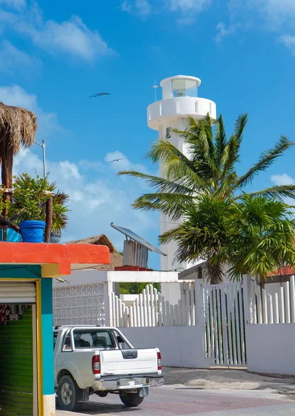 Puerto Morelos 'taki deniz feneri. Beyaz arabalı, palmiyeli ve çitli sokak manzaralı. Duvar kağıdı ya da arka plan. Yucatan. Quintana Roo. Meksika.