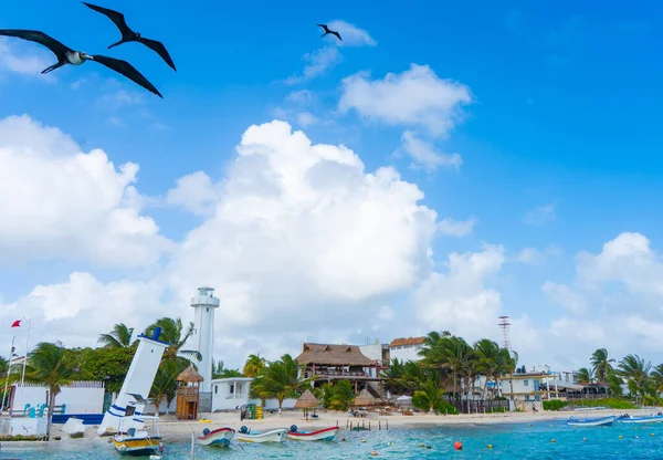 Puerto Morelos deniz manzaralı deniz feneri, kuşlar ve tekneler. Bulutlu Karayip gökyüzü. Beyaz kum kıyısı. Arkaplan ya da duvar kağıdı. Yucatan. Quintana Roo. Meksika mı? Riviera maya.