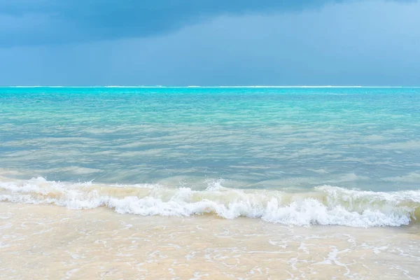 Карибське Узбережжя Блакитне Небо Хмарами Бірюзовою Водою Фотографія Подорожі Фон — стокове фото