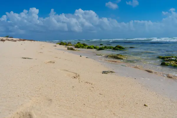 Costa Del Mar Caribe Vista Con Pisadas Cielo Azul Con — Foto de Stock