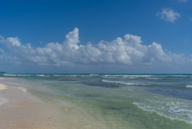 Karayipler deniz kıyısı. Bulutlu mavi gökyüzü ve turkuaz su. Seyahat fotoğrafı, arka plan, duvar kağıdı. Uzayı kopyala Mesaj için yer. Yucatan. Quintana Roo. Meksika.