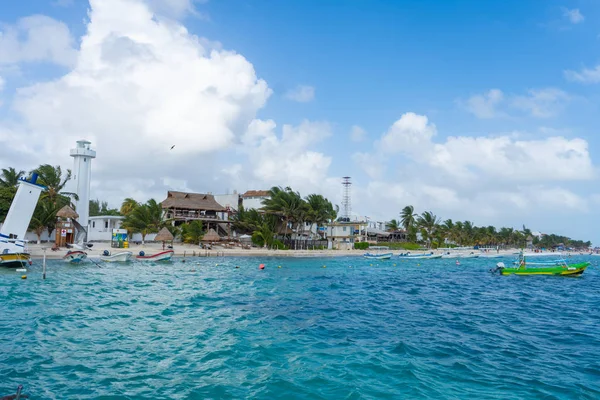 Puerto Morelos deniz manzaralı ve tekneli. Bulutlu Karayip gökyüzü. Beyaz kum kıyısı. Arkaplan ya da duvar kağıdı. Yucatan. Quintana Roo. Meksika mı? Riviera maya.