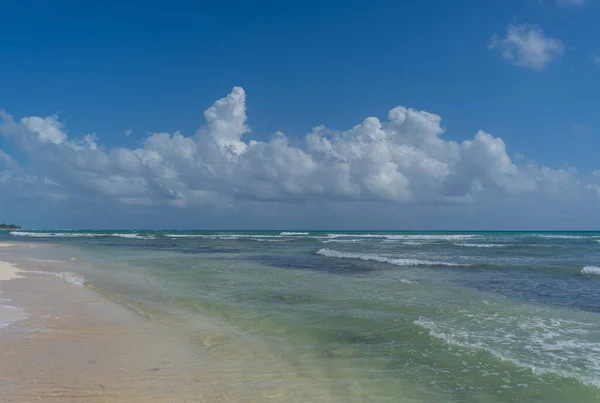 Ακτές Της Καραϊβικής Μπλε Ουρανός Σύννεφα Και Γαλαζοπράσινα Νερά Φωτογραφία — Φωτογραφία Αρχείου