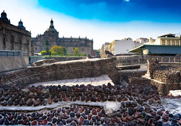 Mexico City Katedrali 'nin Büyük Tapınak Parçası (Templo Mayor). Eski Aztek harabelerinin ayrıntıları. Seyahat fotoğrafı..