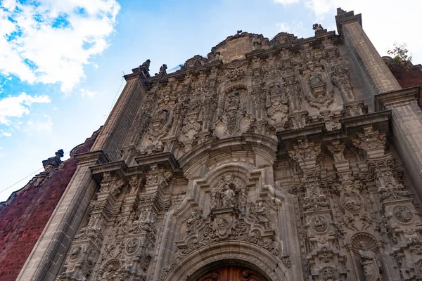 Mexico City 'deki Metropolitan Katedrali. Koloni mimarisinin ayrıntıları. Ton halinde seyahat fotoğrafı. Duvar kağıdı ya da arka plan. Latin Amerika. 