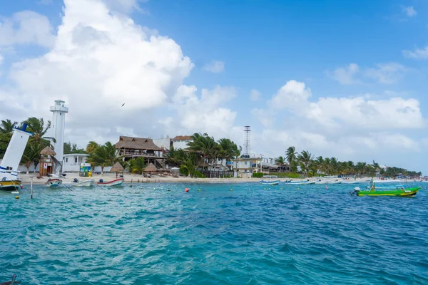Puerto Morelos Seaside View Sea Boats Caribbean Sky Clouds White 로열티 프리 스톡 사진