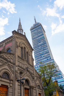 Mavi gökyüzü arka planına sahip Latin Amerikano Kulesi. Mexico City mimarisinin bir parçası. Ünlü simge..