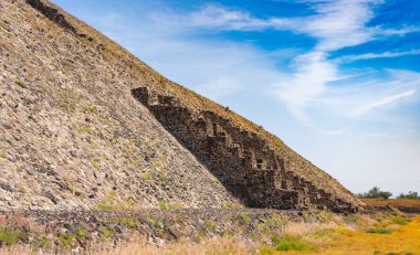 Teotihuacan 'da güneş piramidinin bir parçası. Antik taşların yapısı. Seyahat fotoğrafı, arka plan, duvar kağıdı, doku. Meksika.