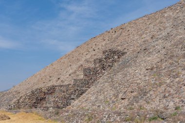 Teotihuacan 'da güneş piramidinin bir parçası. Antik taşların yapısı. Seyahat fotoğrafı, arka plan, duvar kağıdı, doku. Meksika.