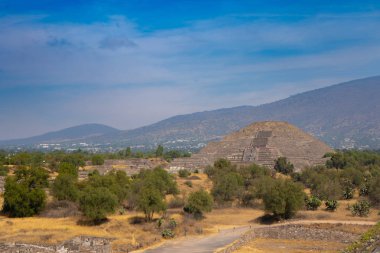 Teotihuacan 'daki ay piramidi. Gökyüzüne bak. Seyahat fotoğrafı, arka plan, duvar kağıdı. Meksika.